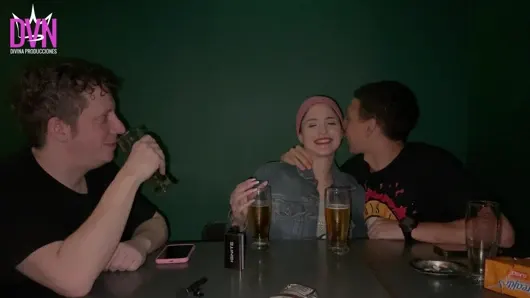 Bar çıkışında rockçı kız için çifte penetrasyon