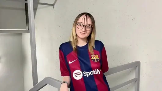 Barcelonalı bir taraftar, psg taraftarları tarafından futbol stadyumunun koridorlarında sikiliyor !!