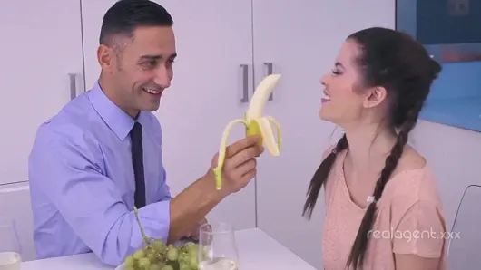 Bir adam açıklanamaz çarpıcı genç kızı baştan çıkarıyor ve ıslak amını sikiyor