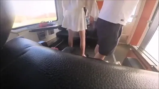 Bir Trende Sikişirken Yakalandı. Omg – Halka açık Tren