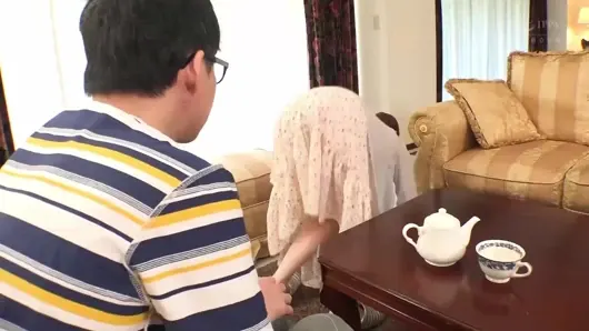 Bir yarağı itme ve tam sırtlı bir külotun giyinik götüne boşalma zevki. 2
