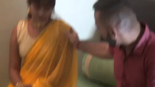 Bir yönetici bir kızı aldattı ve onu becerdi