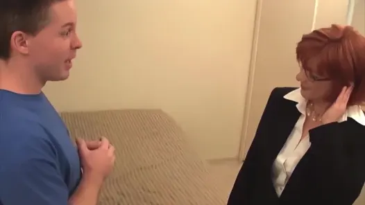 Biz takım elbiseli yaşlı kadın büyük zenci yarağıyla sikişiyor
