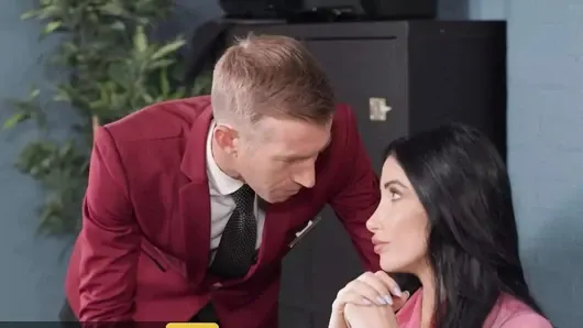 Brazzers – Clea Gaultier ve Chris Kobalt Danny ile iş yapmak istiyor ama önce onunla üçlü seks yapmak zorundalar