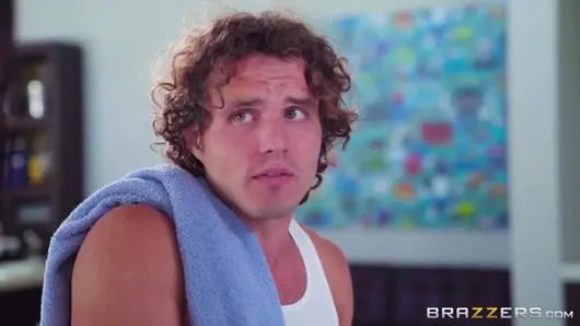 Brazzers – su sıkıntısı kuralları, üvey anne ve üvey oğlu duşu paylaşıyor, riskli seks