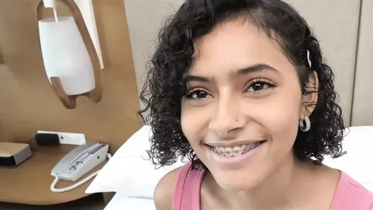 Bu Porto Rikolu harika göğüsleri ve tombul traş kedi var