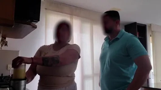 Büyük doğal göğüslü hizmetçi patronunun onlarla oynamasına izin veriyor