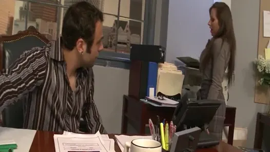 Büyük götlü ateşli Office_scene_2_hot esmer ofiste patronuyla seks yapıyor
