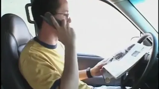 Büyük götlü ghetto ho kanepede ateşli bir yarağı emiyor ve sikiyor