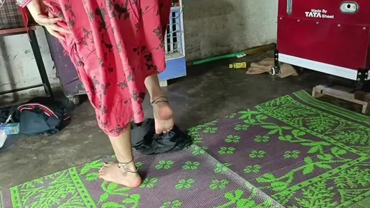Büyük götlü Hintçe ses domaltarak anal sikişmek için götten çifte dildo
