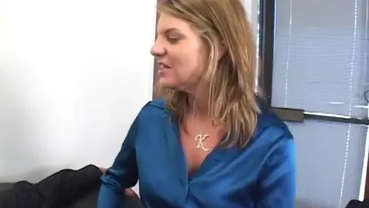 Büyük memeli sarışın orta yaşlı seksi kadın sakso çekerken arkadan almak için eğiliyor