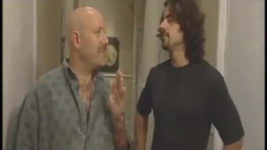 Büyük memeli sikici arkadaşının önünde üvey babasının yarağını emiyor