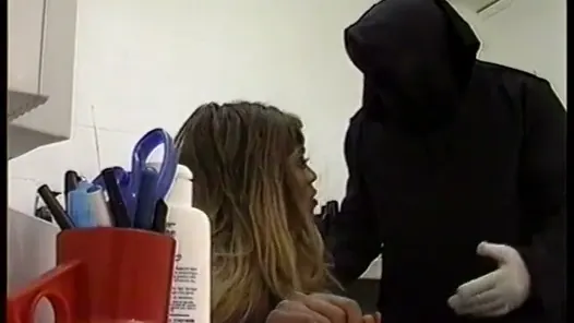 Büyük memeli zenci sahte memeli orta yaşlı seksi kadın güzel bir sert sikiş için eğiliyor