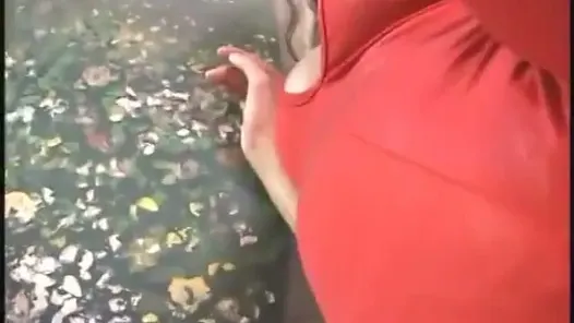 Çarpıcı Asyalı güzel bir yüze boşalma olana kadar iki büyük ördeği emiyor ve okşuyor