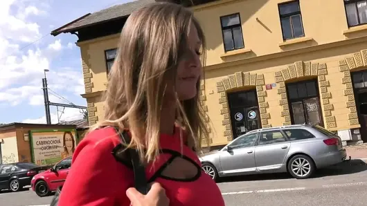 Çek sokakları – büyük memeli orta yaşlı seksi kadın Denisa