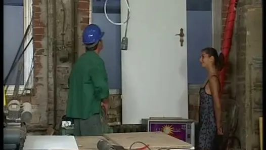 Çekici Alman genç kız atölyede boşalmayı deniyor