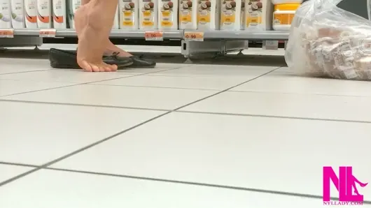 Conad mağazasında siyah dairelerde ayakla oynama ve yüzme