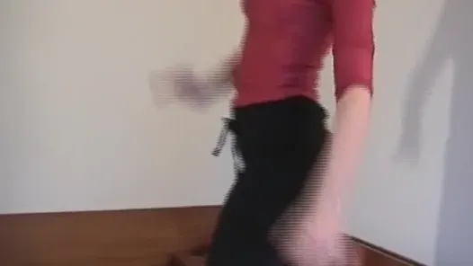 Çoraplı güzel Alman sarışın yatak odasında sert sikiliyor