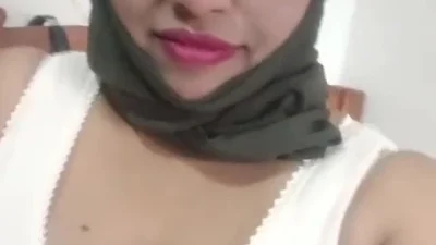 Couppilsmallu enjoing in bed room