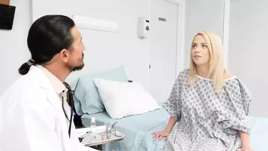 Doktor Madison’ın sıkı göt deliğini muayene etmek için yarağını kullanıyor