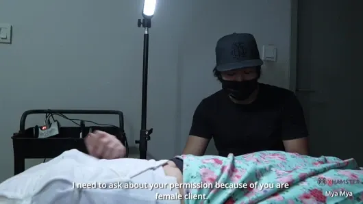 Dövme yapan kız durmadan azgın aklını ve amının içine boşalmasını durduramıyor