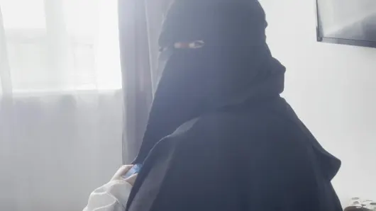 Doyumsuz Müslüman kız yarağımı aldı ve amcığımın içine boşalıyor
