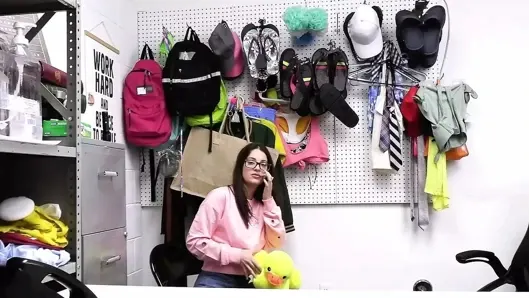 Edepsiz hatun Maddy doldurulmuş bir ördeğin içinde büyük miktarda mücevher soymaya çalışıyor – shoplyfter