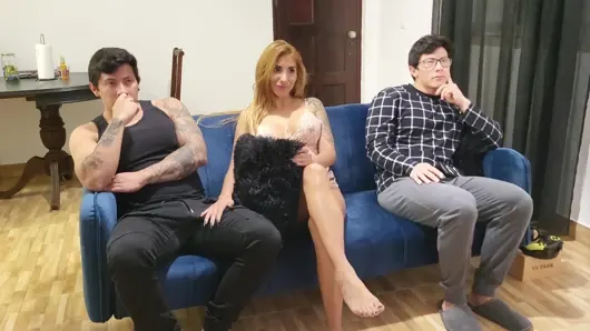 En iyi arkadaşı karısını kanepede sikiyor. Gavat Gamer