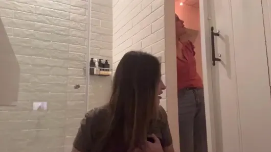 En iyi arkadaşımın arkadaşıyla lezbiyen olmak için oynuyorum