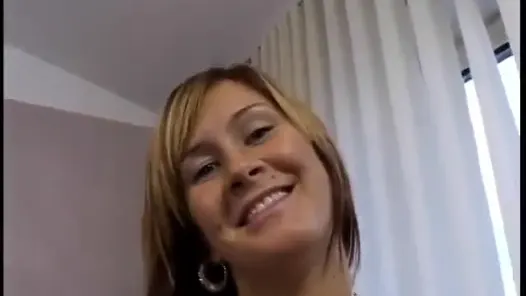 Esmer kadın yatakta yatarken sıkı amına yarak alıyor