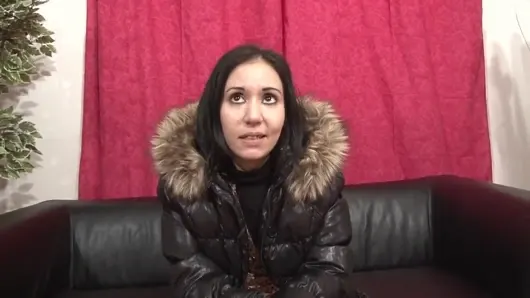 Esmer sürtük etli yarağı götüne sokuyor