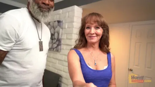 Ev arkadaşının orta yaşlı seksi arkadaşıyla üçlü seks