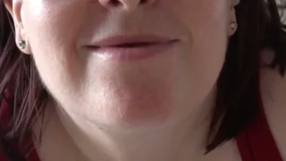 Evli kadın amcığını gösteriyor