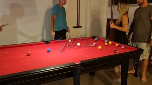 Evli kadınlara bilardo oynamayı öğretiyoruz ama sonunda seks yaptık!