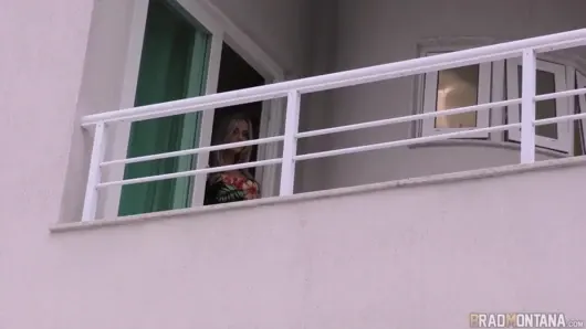 Evli orta yaşlı seksi kadın yetenekli bahçıvanla sikiliyor