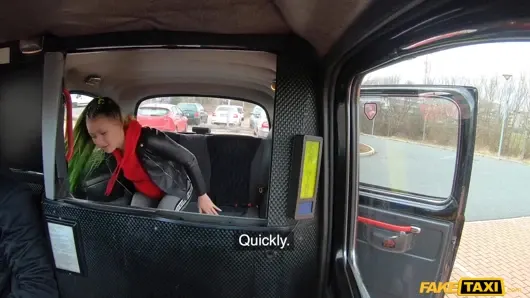 Fake taxi – edepsiz sarışınlar en yakın arkadaşlar Avrupalı taksici tarafından sikiliyor