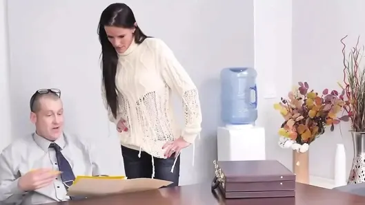 Familystrokes – 18 yaşındaki minik bebek üvey annesi ve üvey babasının yönlendirmesi altında satış görevlisini sikiyor