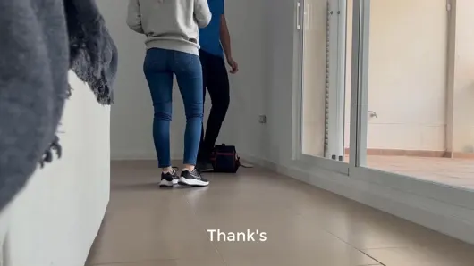 Fişi tamir etmesi ve ona oral seks yapması için genç elektrikçiyi çağırıyorum ve o bilmeden onu becermek için sürpriz yapıyorum.