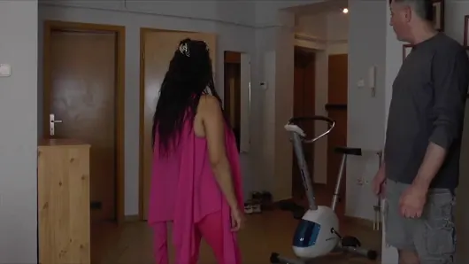 Fuellige geile Milf wird vor der Kamera gebumst