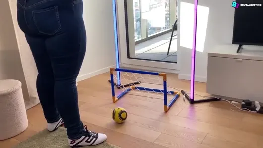 Futbol maçında testislerin yok edilmesi! Sol testisi neredeyse patlayacaktı! – Dave Moon – Jennifer – Bbusting (top kırma)