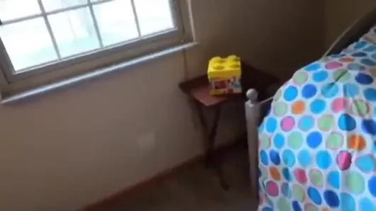 Genç kız üvey annesinin dildosuyla oynuyor ve üvey babası tarafından sikiliyor