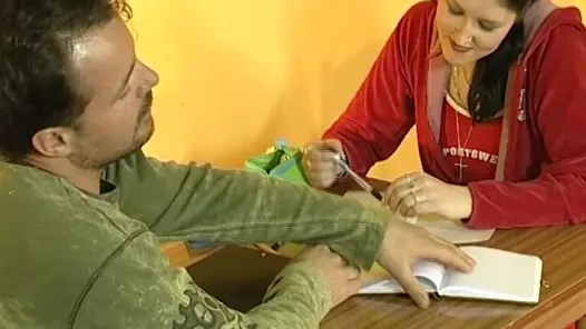 Genç kızın ilk gerçekten sert sikişi!