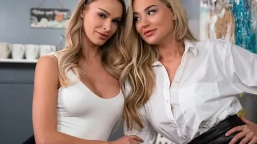 Girlsway – bakımlı güzel Blake Flower öğle tatilinde iş arkadaşı Emma Hix’i tutkuyla sikiyor