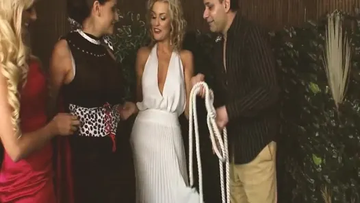 Grup seks oyuncaklarıyla büyük memeli sarışınların sahne 1_orgy
