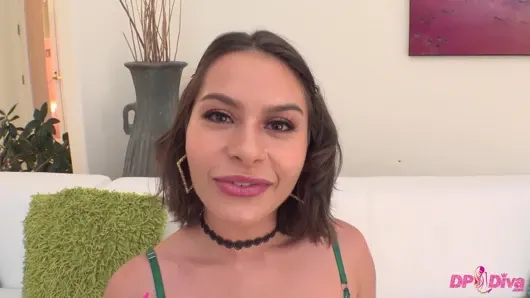 Güzel esmer Nicole Aria ilk çift anal penetrasyon