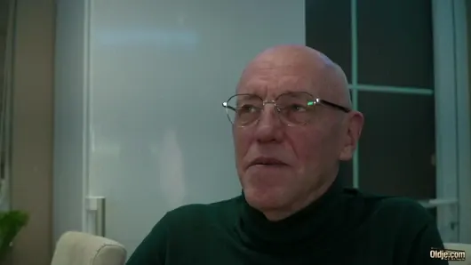 Güzel genç karım sikimi emiyor ve dölümü yutuyor