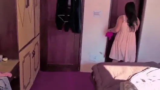 Güzel Hintli genç kız sikişiyor ve yarak emiyor ve vajinanın içine boşalıyor