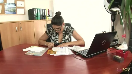 Güzel sarışın yüksek topuklu ayakkabılar giyerken patronunu masada tatmin ediyor