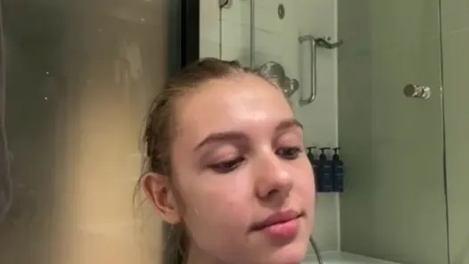Hard fingering pussy in the bathroom hotel with jucielussie