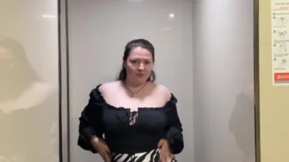 Harika götlü beyaz kız umumi banyoda mastürbasyon yapıyor